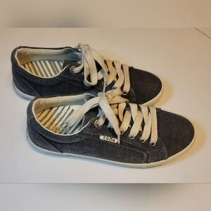 Taos Footwear Womens Blue Sneakers with Cream Laces. Size 7W